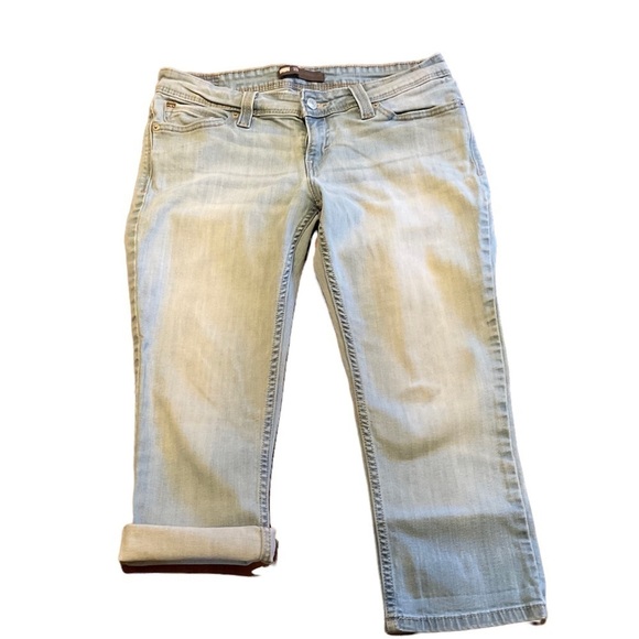 Woman's Levi's Shaping Capri Light Wash Classic Denim Jeans - Picture 6 of 17